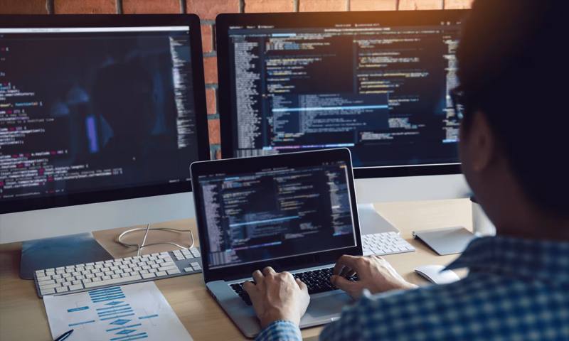 数据科学选型：R与Python如何赋能三江网站建设？